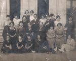 2. Alfonso Frangipane con Ludovico Perroni Grande e le allieve dell'Istituto Magistrale, anni '20